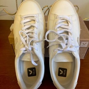 Women’s white Veja Campo size 10 perfect condition..!